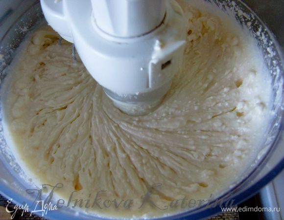Приготовить сперва творожную начинку. Для этого протереть творог и затем взбить его со сметаной, яйцами и сахаром. Добавить кокосовую стружку и перемешать. 
