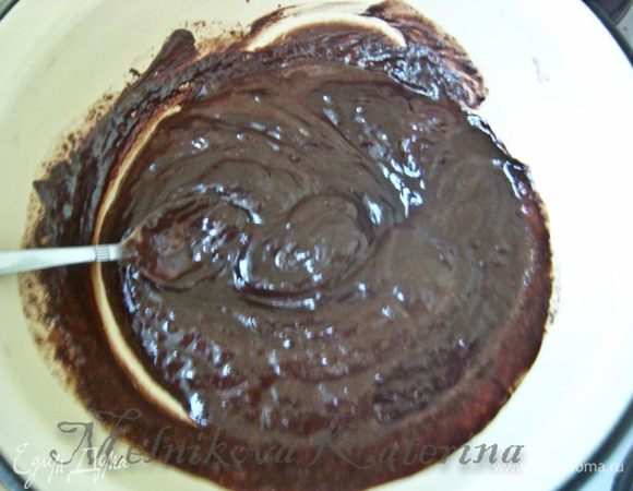 Для брауни растопить на водяной бане шоколад. 