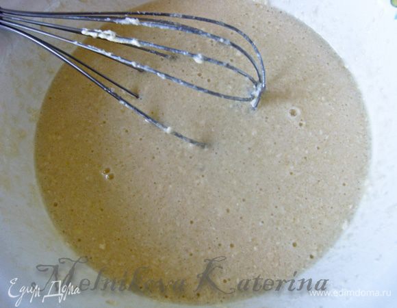Сливочное масло комнатной температуры взбить с сахаром и яйцами. 