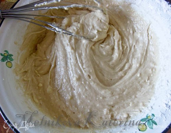 Добавить муку, разрыхлитель и тщательно все перемешать. 