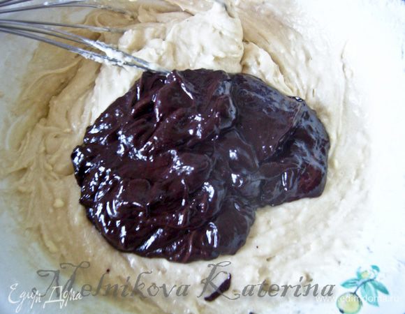 Добавить растопленный шоколад и тщательно все перемешать. 