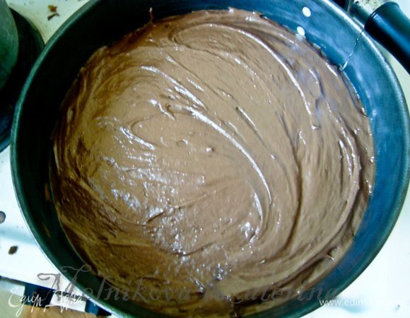 Форму для запекания смазать сливочным маслом (либо выстелить пергаментом, смазанный маслом). Выложить 3/4 теста брауни, разровнять. 