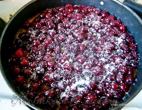 На тесто выложить вишню, присыпать ее горстью сахара. 