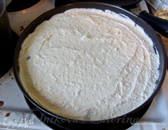 На вишню выложить творожную начинку, разровнять. 