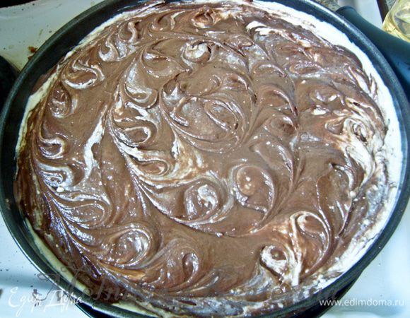 На творожную начинку выложить оставшуюся часть теста брауни и лучинкой сделать разводы. 