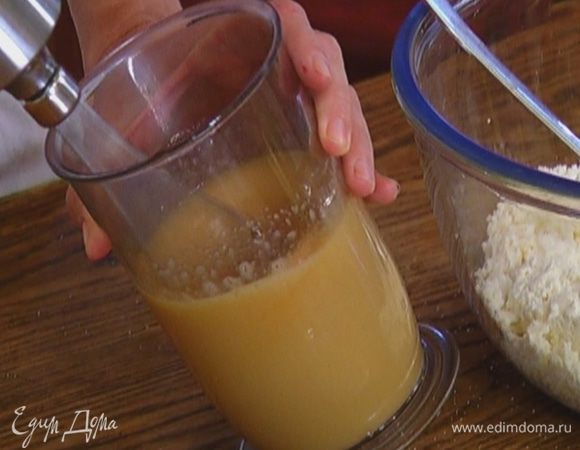 Яйца вместе с 3 ст. ложками сахара взбивать миксером, пока объем не увеличится вдвое.