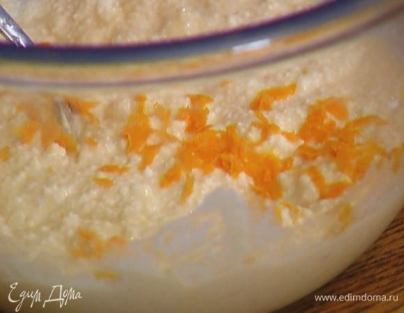 Творог соединить со взбитыми яйцами и цедрой апельсина, добавить ванильный экстракт и щепотку соли, размять все вилкой.