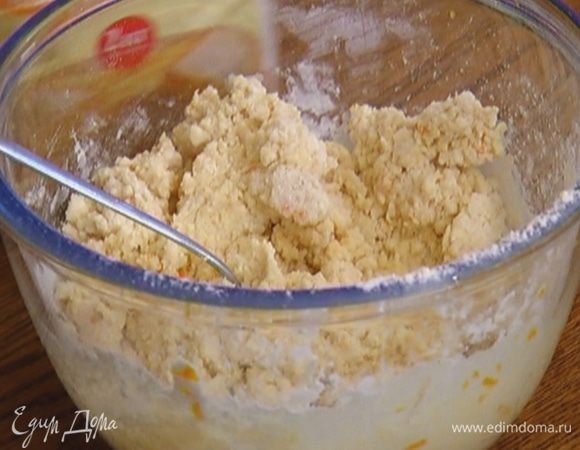 Всыпать 200 г муки, вымешать.