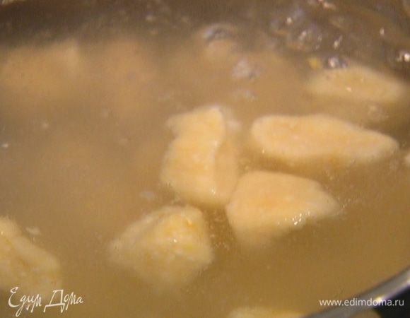 Вскипятить воду, слегка посолить и отварить вареники (как только всплыли — готово!).