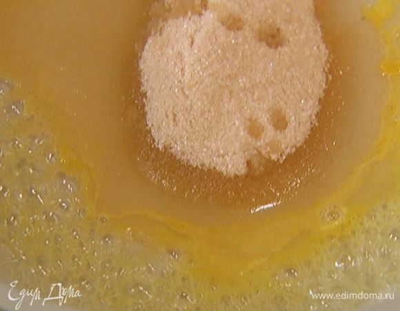 Разогреть сковороду, всыпать в нее оставшийся сахар, влить апельсиновый сок и сварить карамель.