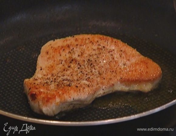 В сковороде, которую можно ставить в духовку, разогреть оливковое масло, выложить индейку, слегка посолить, поперчить и обжаривать с двух сторон до появления золотистой корочки. Отправить сковороду в разогретую духовку и запекать индейку 5–7 минут до готовности.