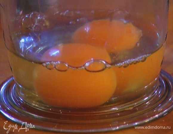 Яйца слегка взбить венчиком.
