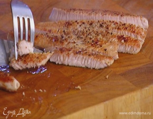 Готовую индейку нарезать небольшими полосками.