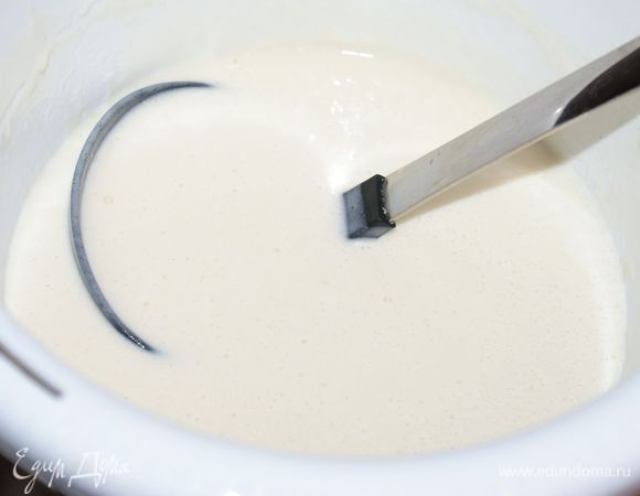 Смешать миксером молоко с блинной мукой. Добавить растительное масло и хорошо перемешать. Тесто должно получиться жидкой-жидкой сметаны. Если тесто получилось густоватым и блины получаются толстыми, то можно долить еще молока.