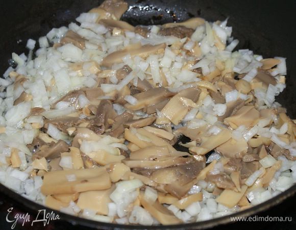 Подготовить начинку. Шампиньоны пережарить с луком на небольшом количестве растительного масла. Минут 5-7.