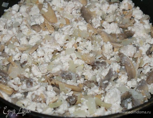 Добавить куриный фарш, посолить, поперчить и жарить на небольшом огне до выпаривания всей жидкости. Полностью остудить.