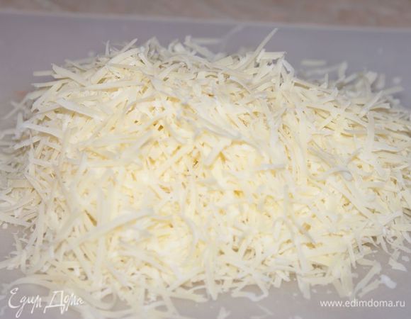 Сыр (у меня был пармезан) натереть на терке.