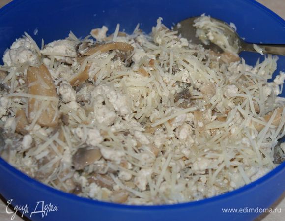 Смешать пережаренный и остуженный фарш с сыром.