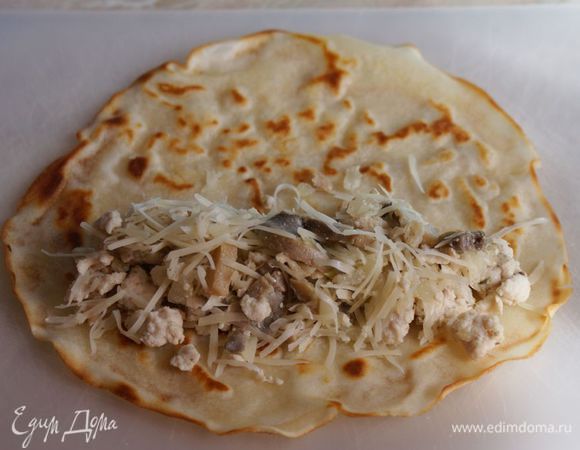 На каждый блинчик выложить по 2-3 ложки начинки.