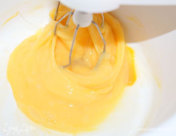 Яйца слегка взбить миксером.