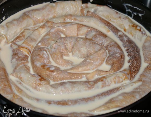 Равномерно залить рулетики из блинов.