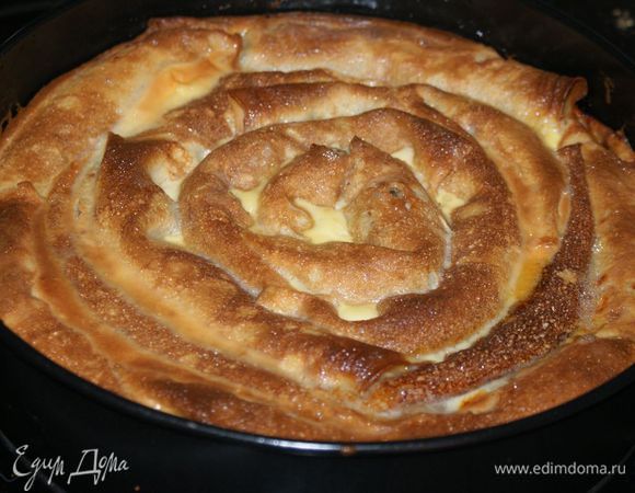 Духовку разогреть до 180-190 градусов. Выпекать пирог 30-35 минут.