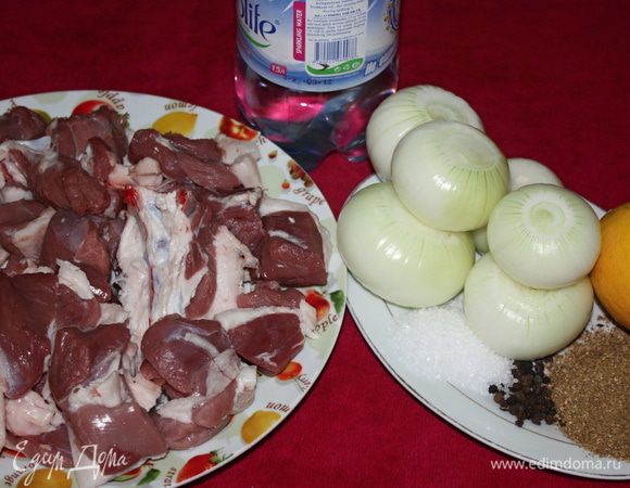 Мясо порезать небольшими кусочками, лук - кольцами, лимон - дольками или кружочками.