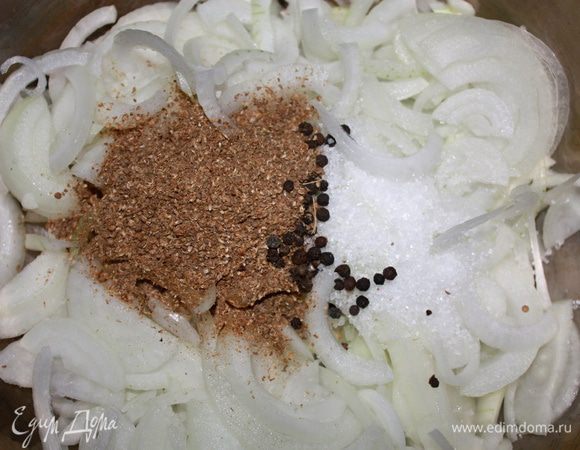 В емкость, в которой у вас будет мариноваться шашлык сложить лук, соль и специи, хорошо размять руками, чтобы лук дал сок.