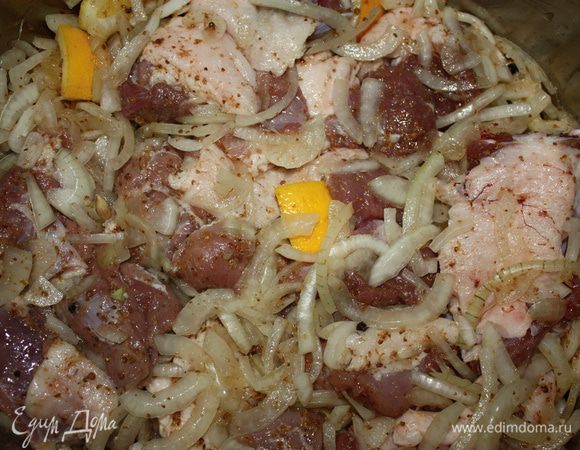 Добавить лимон, еще раз все хорошо размять. Выложить мясо. Перемешать.