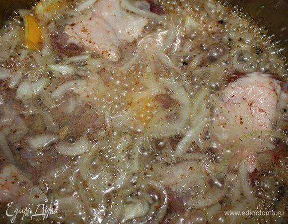 Залить сильногазированной водой и поставить в холодильник мариноваться на несколько часов.