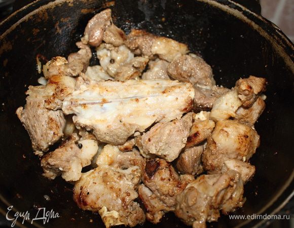 Когда мясо начнет поджариваться, нужно хорошо перемешать его и оставить готовиться не накрывая крышкой и периодически мешая. Учтите, что чем дольше у вас мариновался шашлык, тем быстрее он приготовится! Зажаривать его до такой степени как у меня на фото готового блюда нет необходимости, слегка зарумяненный он будет уже готов.  