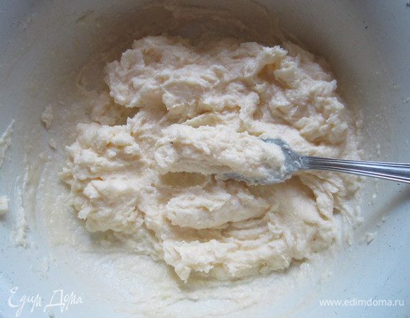 Размягчённое сливочное масло растираем с сахаром.