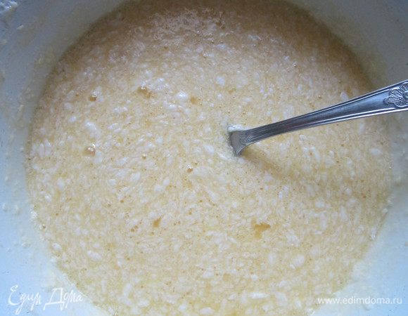 Добавляем яйца и перемешиваем.