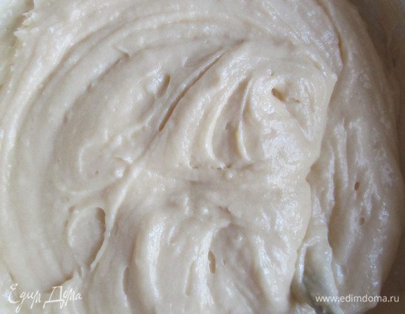 Просеиваем муку с разрыхлителем и добавляем к яично-масляной смеси.