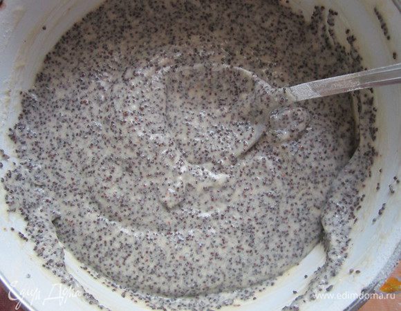 Подготовим наш мак и черешню. Мак нужно промыть, обсушить и размолоть в кофемолке с 1 чайной ложкой сахара. За неимением кофемолки, я мак замачивала на несколько часов, а потом в ступке истолкла. Черешню (без косточек) нужно вымыть, обсушить и обвалять в муке. 1/4 часть теста смешать с маком.