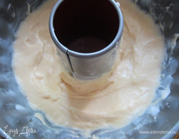 В смазанную маслом форму выкладываем белое тесто и делаем углубление по окружности.