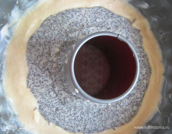В углубление выкладываем тесто с маком.