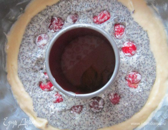 Подготовленную черешню ложим в тесто с маком. 