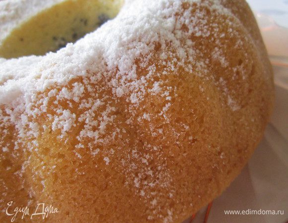 Выпекаем в заранее нагретой  до 180 градусов духовке около 40 минут ( в зависимости от духовки). Готовый кекс оставляем в форме минут на 10. Затем вынимаем и посыпаем сахарной пудрой. Приятного аппетита!