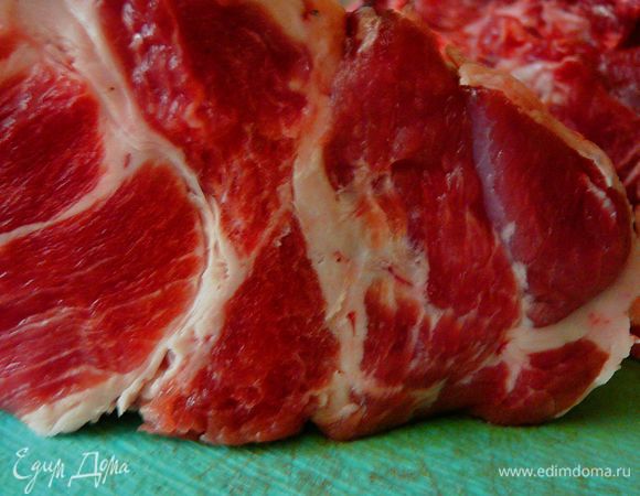 Приготовить фарш из мяса.Так же к фаршу добавить лук и чеснок.