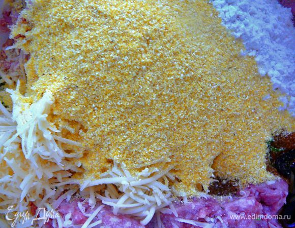 Добавить муку и кукурузную манку.Тщательно вымесить фарш.