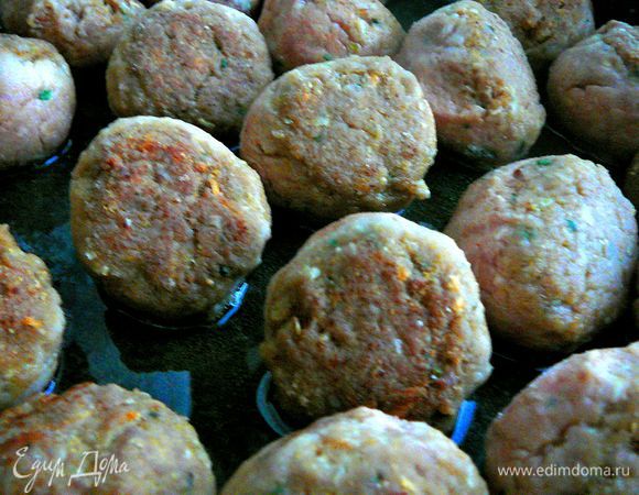 На сковороде разогреть оливковое и сливочное масло.Сформировать из фарша шарики,весом примерно по 40грамм.Обвалять слегка в муке и обжарить примерно по 3 минуты со всех сторон.