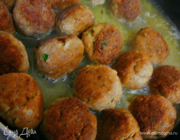 Влить бульон,накрыть крышкой и тушить минут около 20-25 минут на медленном огне. 