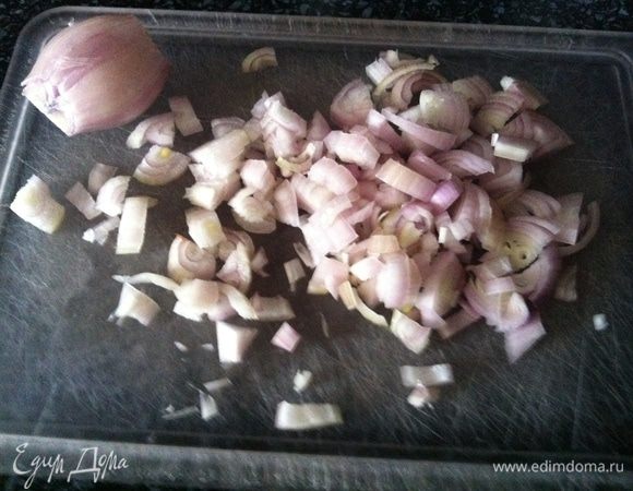 Лук-шалот мелко нарезать