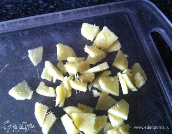 Имбирь очистить от кожуры, мелко нарезать