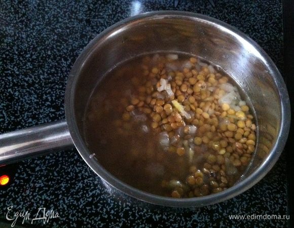 Добавить в сотейник чечевицу и 200 мл воды. Тушить около 30 минут. В конце, перед тем как выключить плиту, добавить соевый соус и посолить, учитываю, что соевый соус соленый.