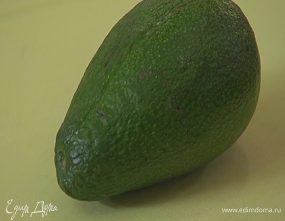 Банан и авокадо вымыть и почистить.