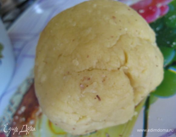 В полученную массу добавляем  порциями 200 г муки с разрыхлителем, затем сливочное масло (можно приготовить и на сливочном масле и на маргарине. Если на масле, то тесто следует охладить перед выпечкой.) комнатной температуры и вымесить.