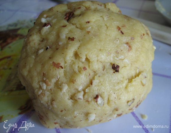 Добавить 40 г грецких орехов и снова вымесить тесто.