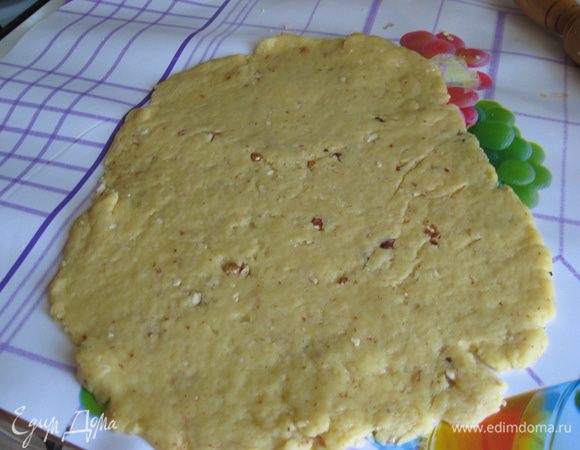 Раскатать тесто в пласт толщиной примерно 0,5-0,7 см.